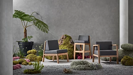 Blinde Design Sit Collection chair with Classic Pot styles a private residential patio, delivering modern outdoor furniture elegance.